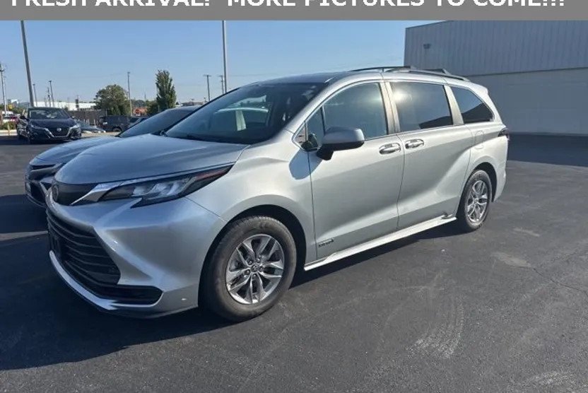 2021 Toyota Sienna LE photo 1