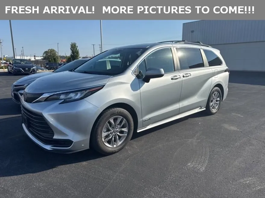 2021 Toyota Sienna LE photo 1