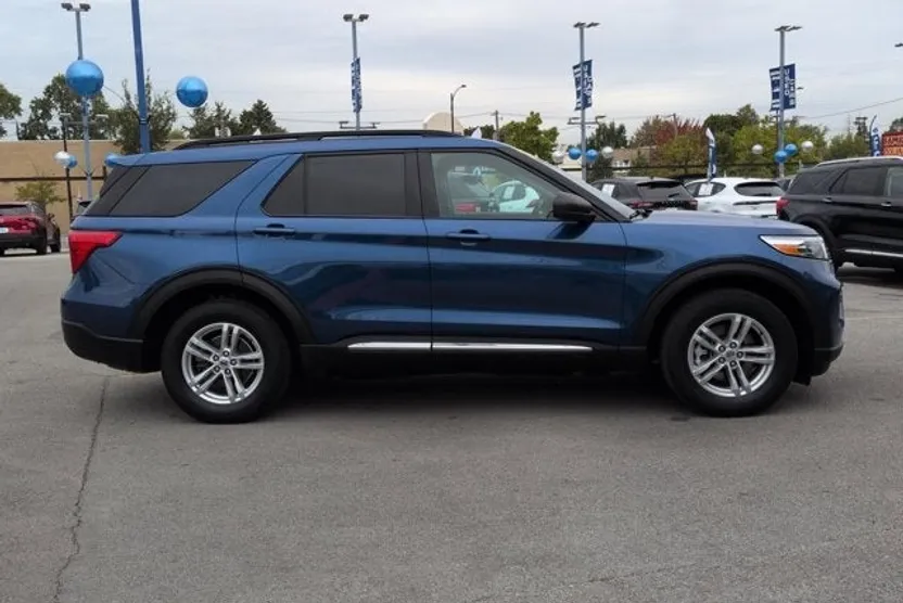 2022 Ford Explorer XLT photo 1