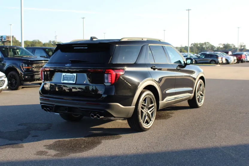 2025 Ford Explorer ST photo 1