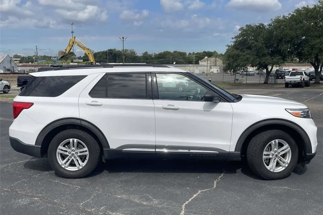 2021 Ford Explorer XLT photo 1