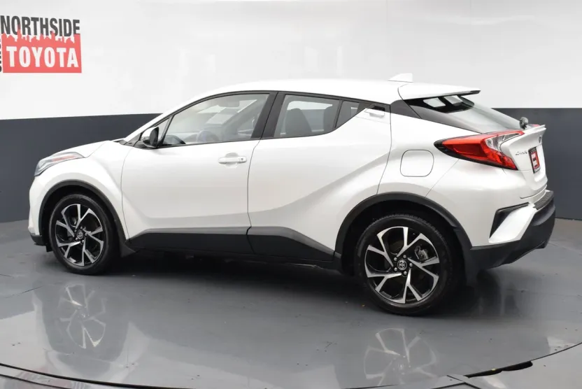 2022 Toyota C-HR XLE photo 1