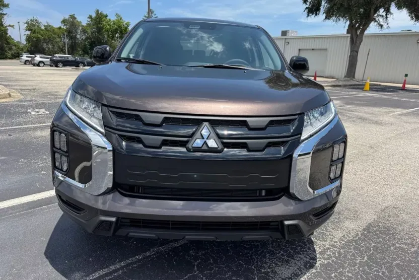 2025 Mitsubishi Outlander Sport LE photo 1