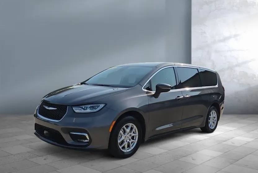 2023 Chrysler Pacifica Touring L photo 1