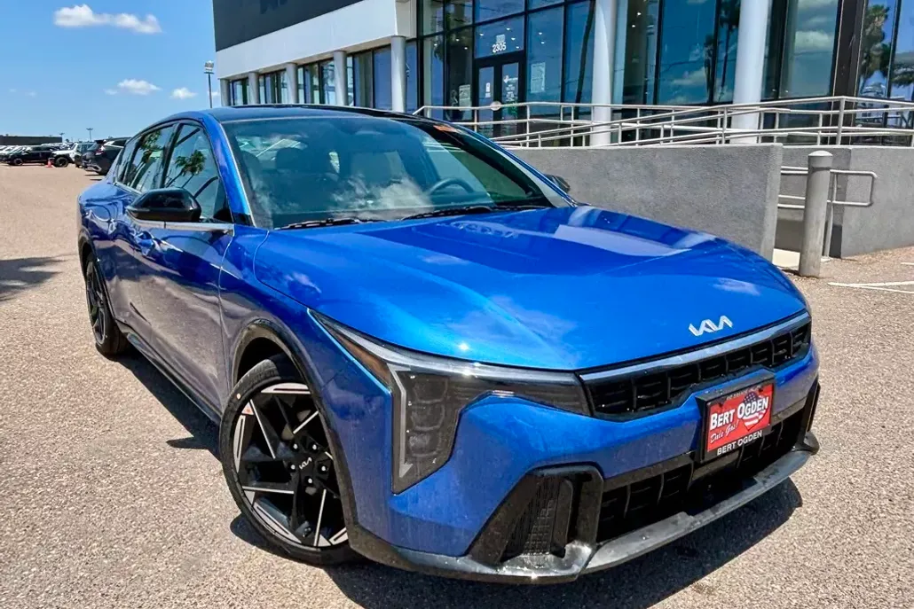 2025 Kia K4 GT-Line photo 1