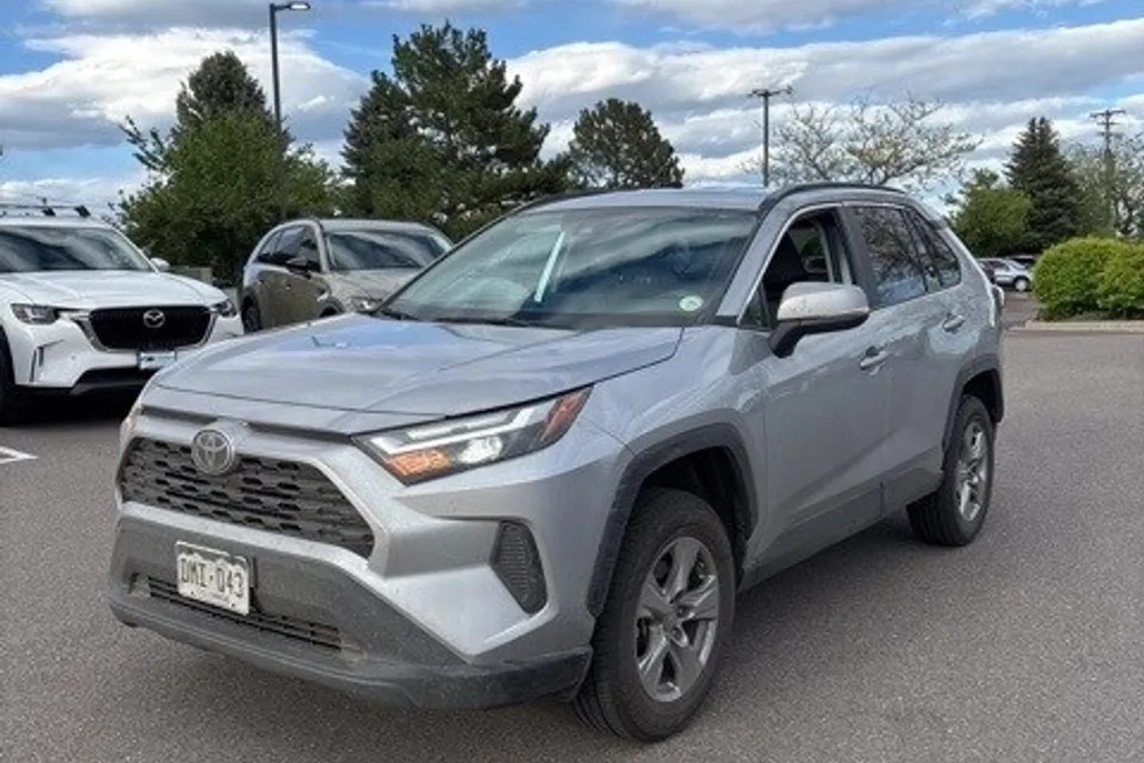 2022 Toyota RAV4 XLE photo 1