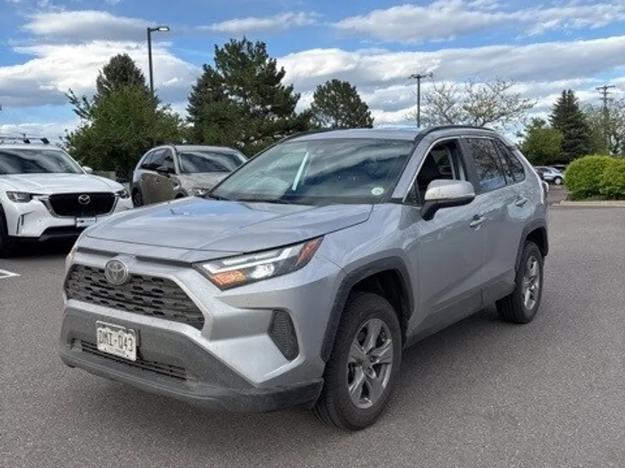 2022 Toyota RAV4 XLE photo 1