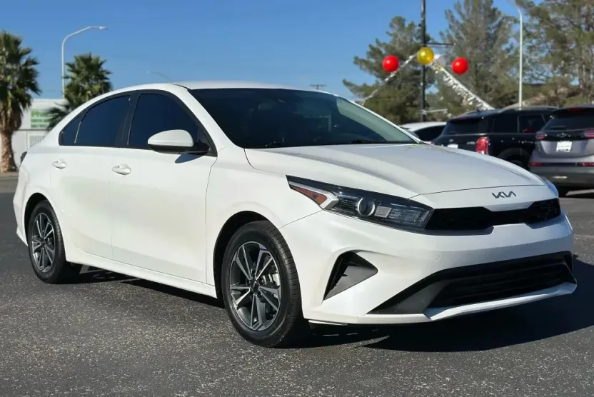 2023 Kia Forte LXS photo 1