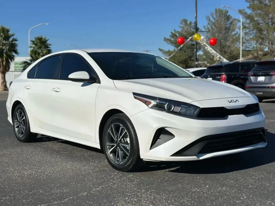2023 Kia Forte LXS photo 1