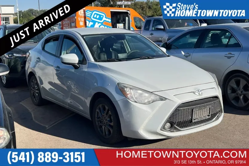 2019 Toyota Yaris LE photo 1