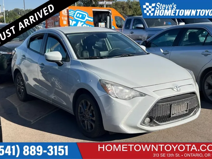 2019 Toyota Yaris LE photo 1