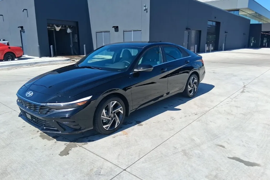 2025 Hyundai Elantra Hybrid Limited photo 1