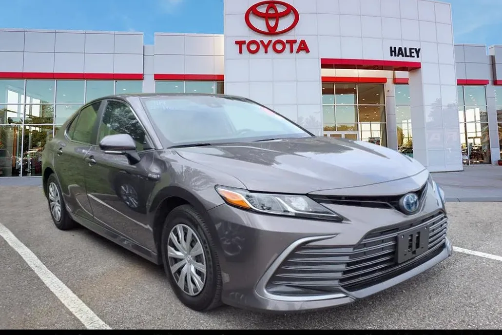 2021 Toyota Camry Hybrid LE photo 1