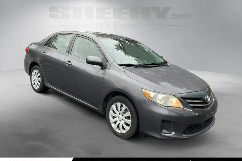 2013 Toyota Corolla LE photo 1