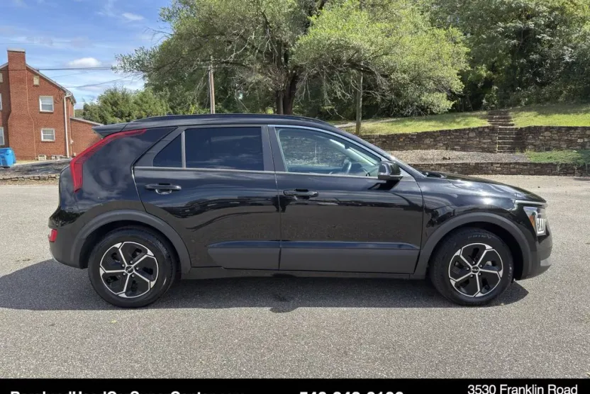 2023 Kia Niro EX photo 1