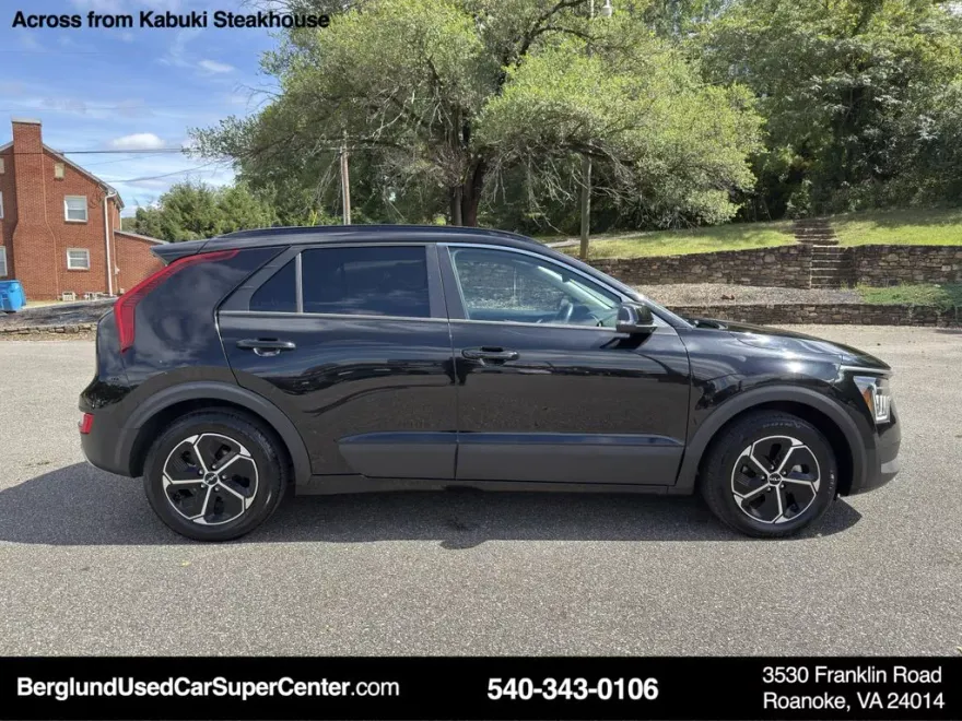 2023 Kia Niro EX photo 1