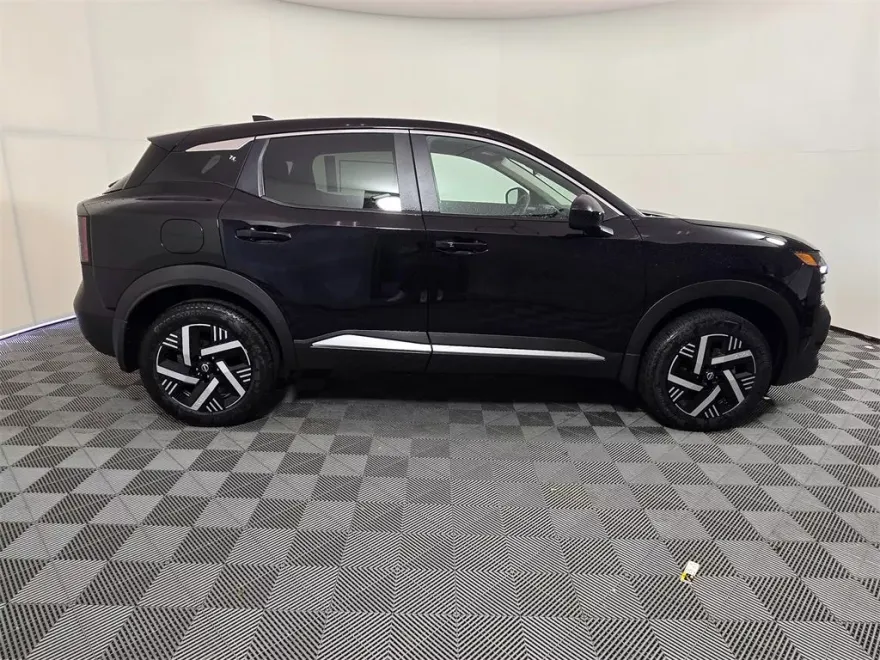 2025 Nissan Kicks SV photo 1
