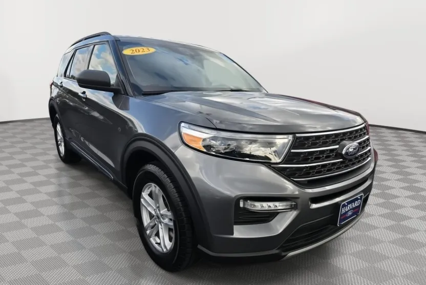 2023 Ford Explorer XLT photo 1