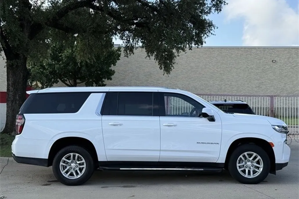2023 Chevrolet Suburban LT photo 1