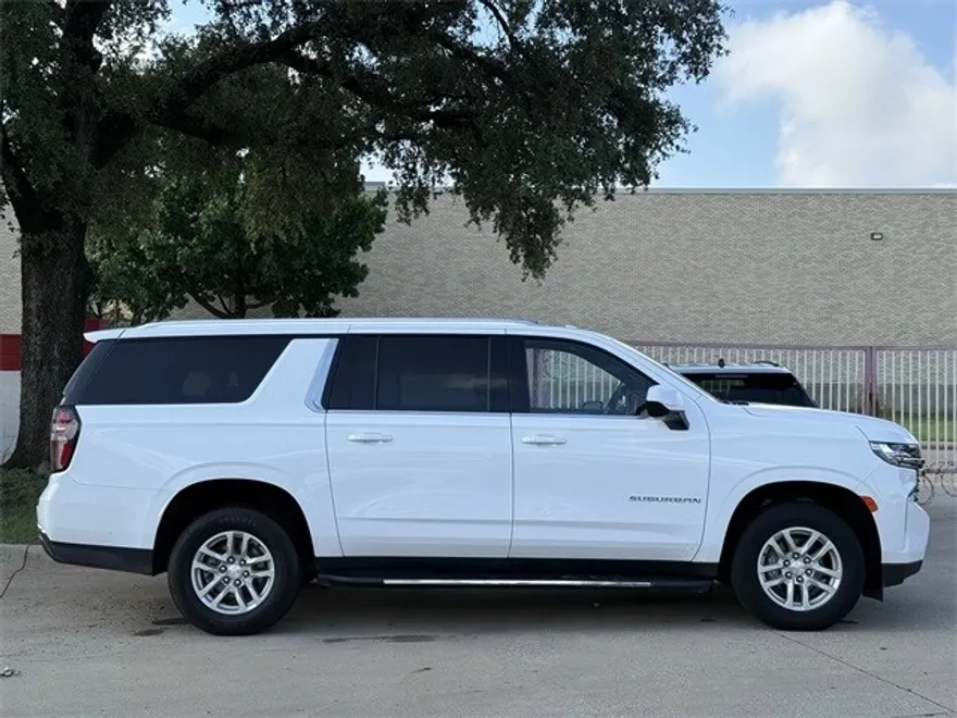 2023 Chevrolet Suburban LT photo 1