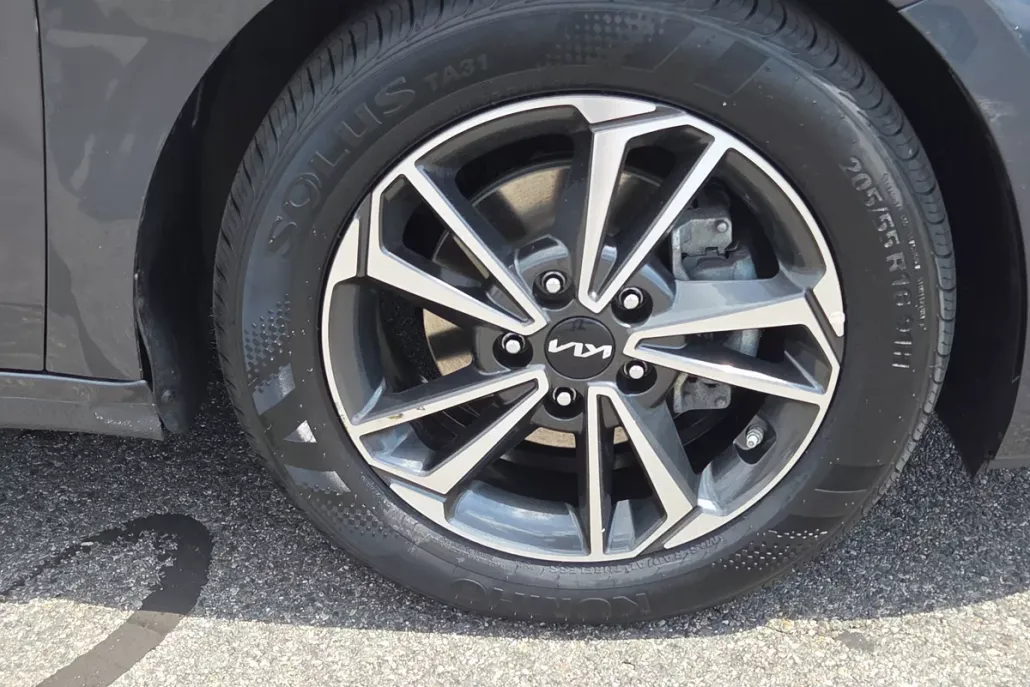 2023 Kia Forte LXS photo 1