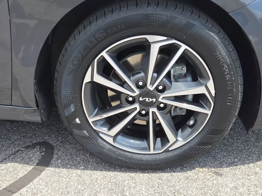 2023 Kia Forte LXS photo 1