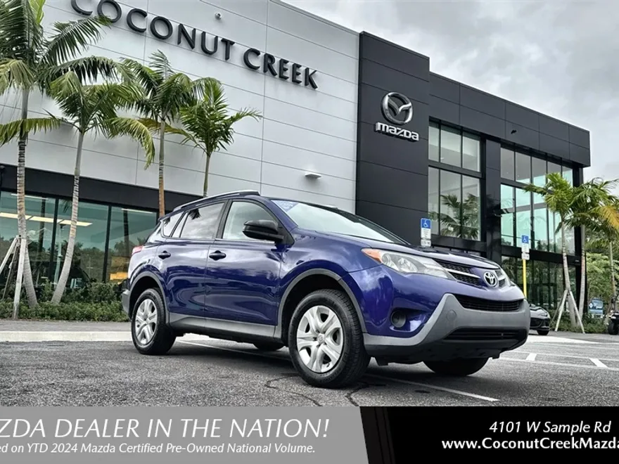 2015 Toyota RAV4 LE photo 1