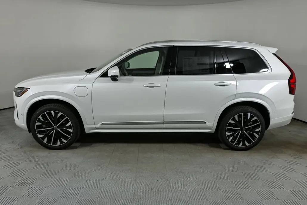 2026 Volvo XC90 T8 photo 1