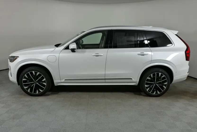 2026 Volvo XC90 T8 photo 1
