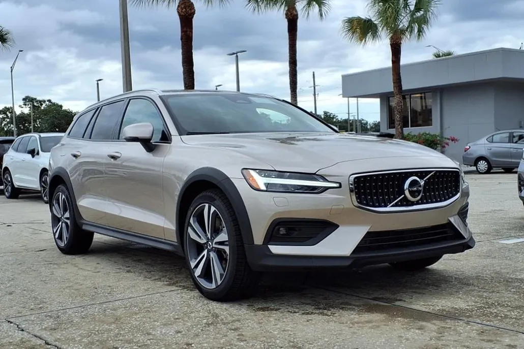 2026 Volvo V60 Cross Country B5 Plus photo 1
