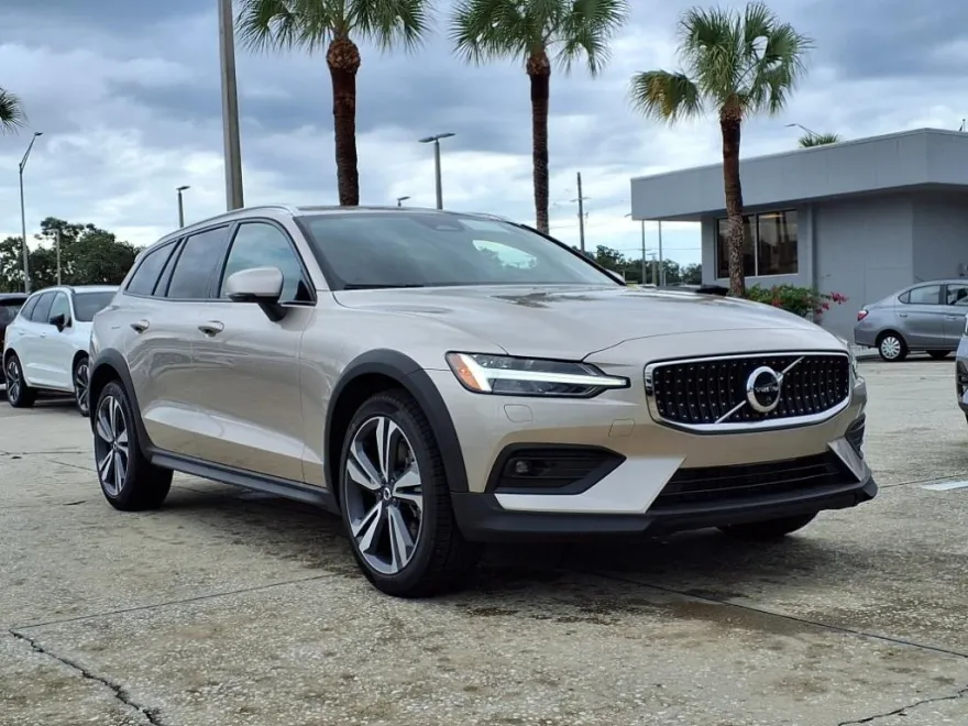 2026 Volvo V60 Cross Country B5 Plus photo 1