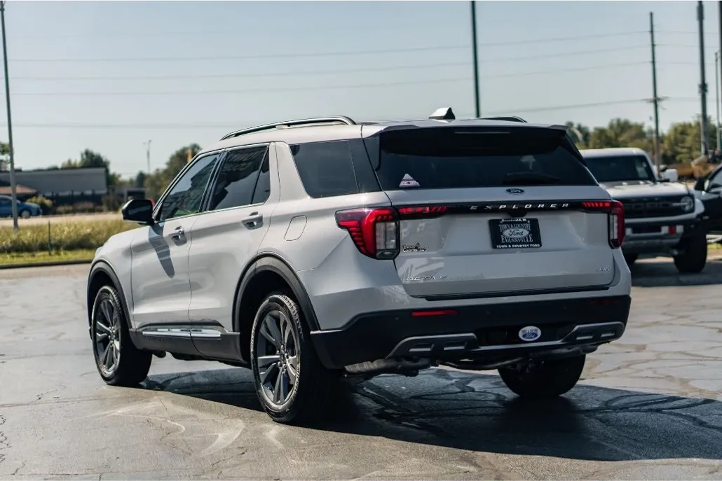 2025 Ford Explorer photo 1