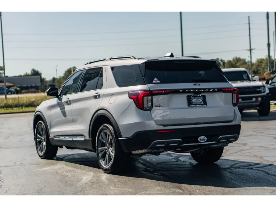 2025 Ford Explorer photo 1