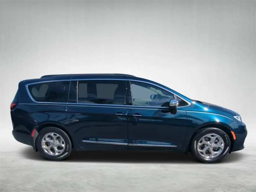 2022 Chrysler Pacifica Limited photo 1