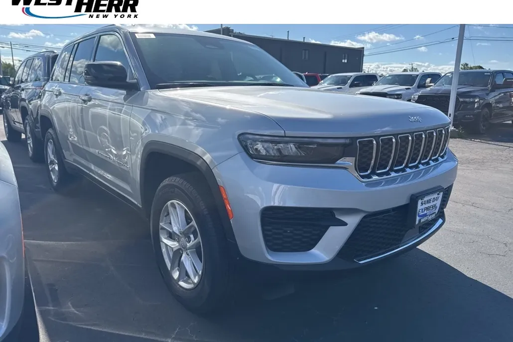 2025 Jeep Grand Cherokee Laredo photo 1