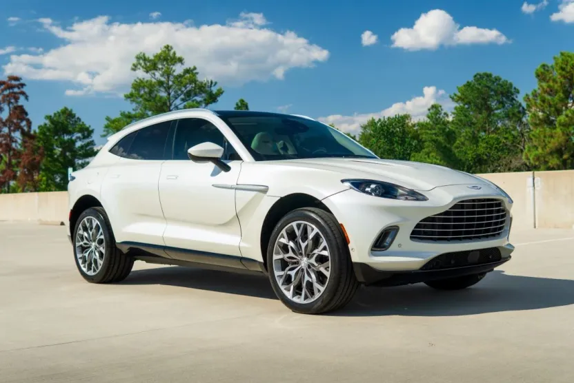 2021 Aston Martin DBX photo 1