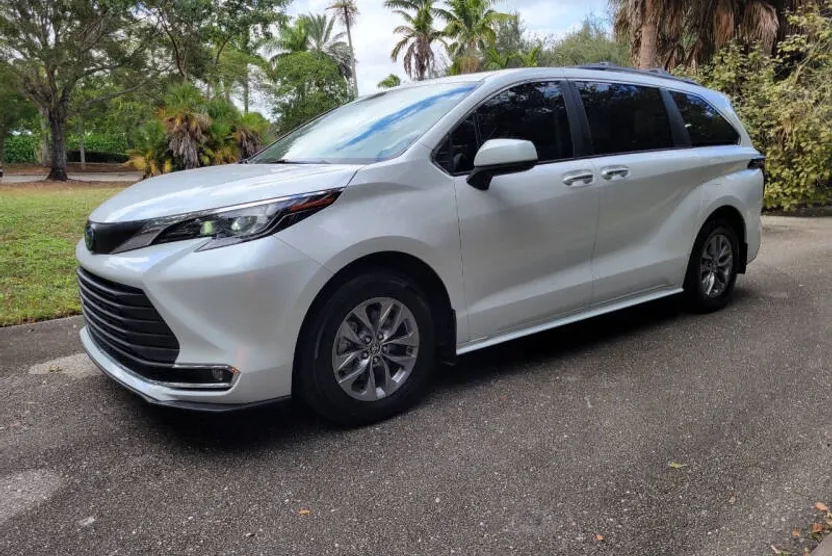 2024 Toyota Sienna XLE photo 1