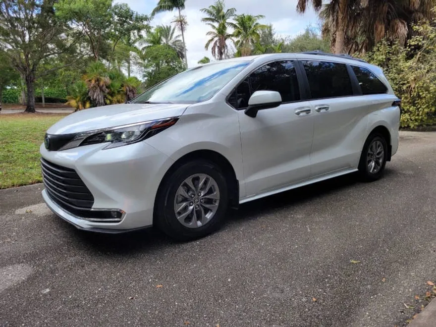 2024 Toyota Sienna XLE photo 1