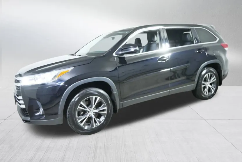 2019 Toyota Highlander LE photo 1