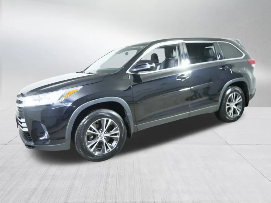 2019 Toyota Highlander LE photo 1