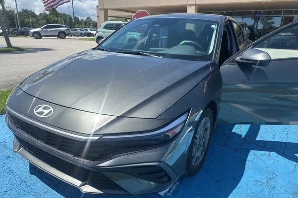 2024 Hyundai Elantra SEL photo 1