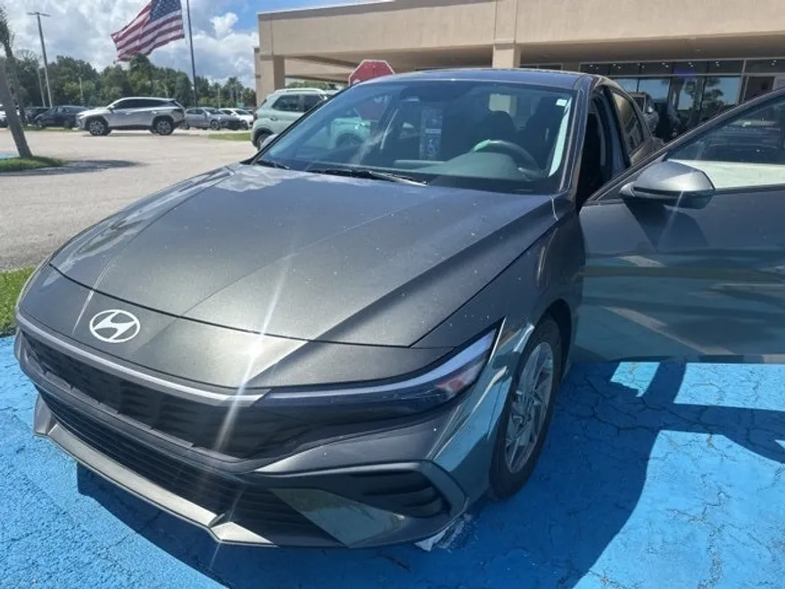 2024 Hyundai Elantra SEL photo 1