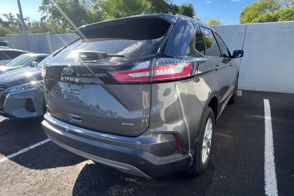 2022 Ford Edge SEL photo 1