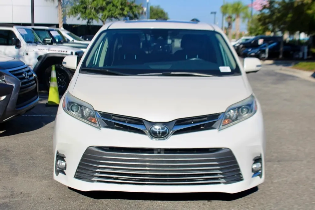 2020 Toyota Sienna photo 1