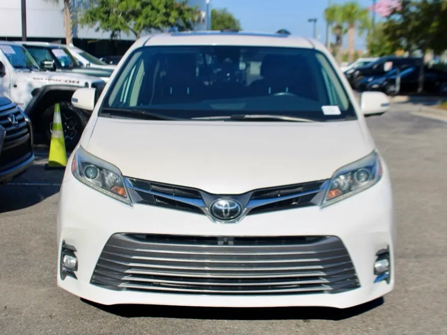 2020 Toyota Sienna photo 1