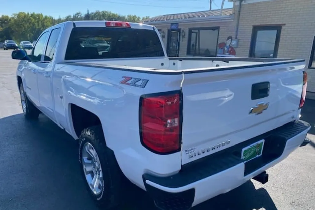 2018 Chevrolet Silverado LT photo 1