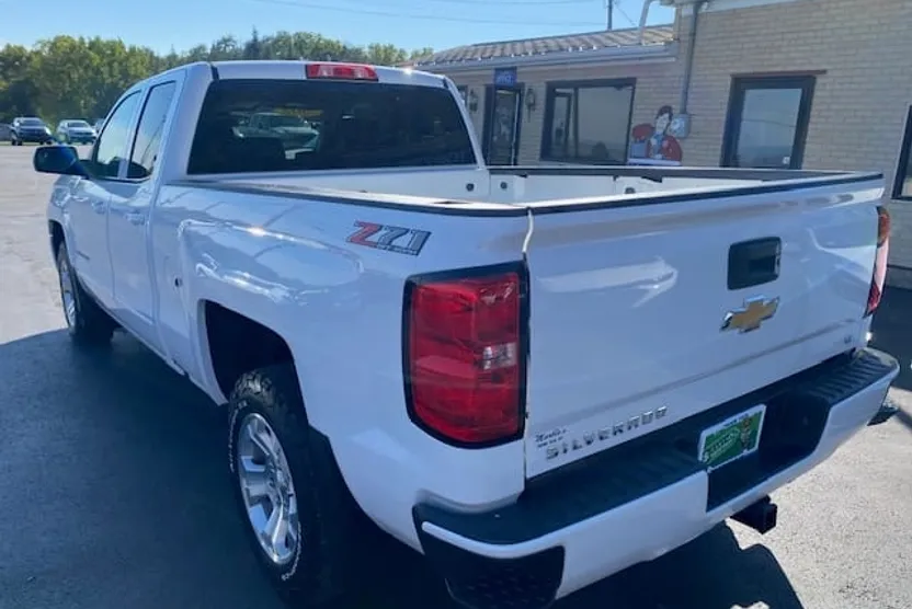 2018 Chevrolet Silverado LT photo 1