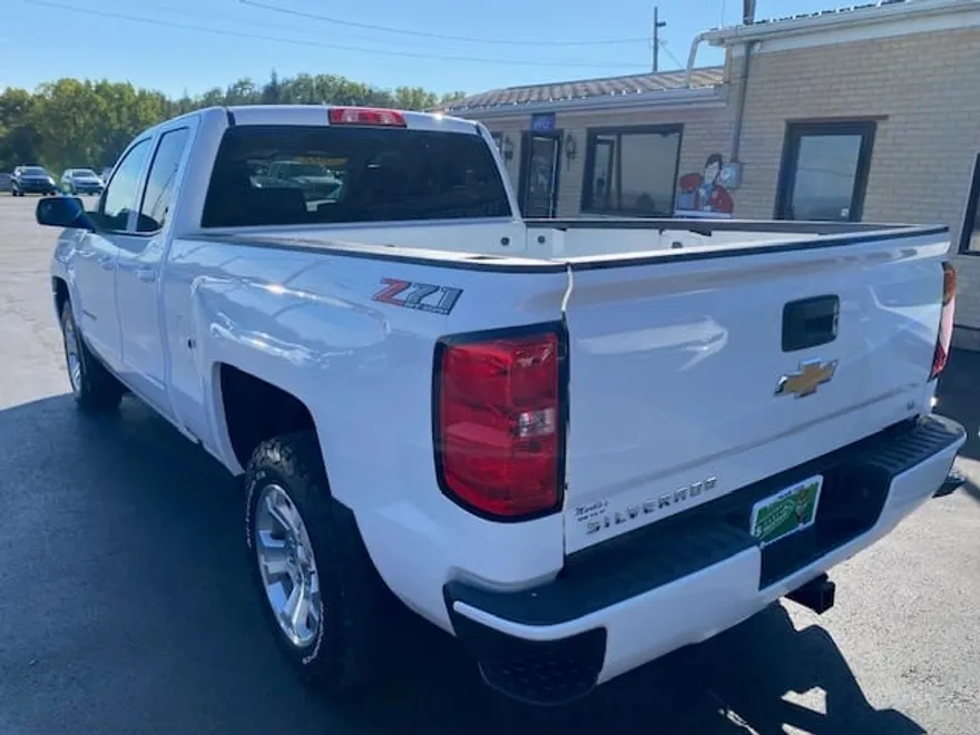 2018 Chevrolet Silverado LT photo 1