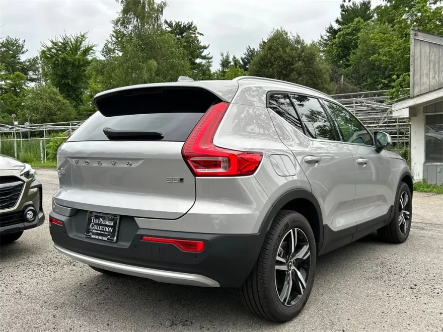 2025 Volvo XC40 Core photo 1