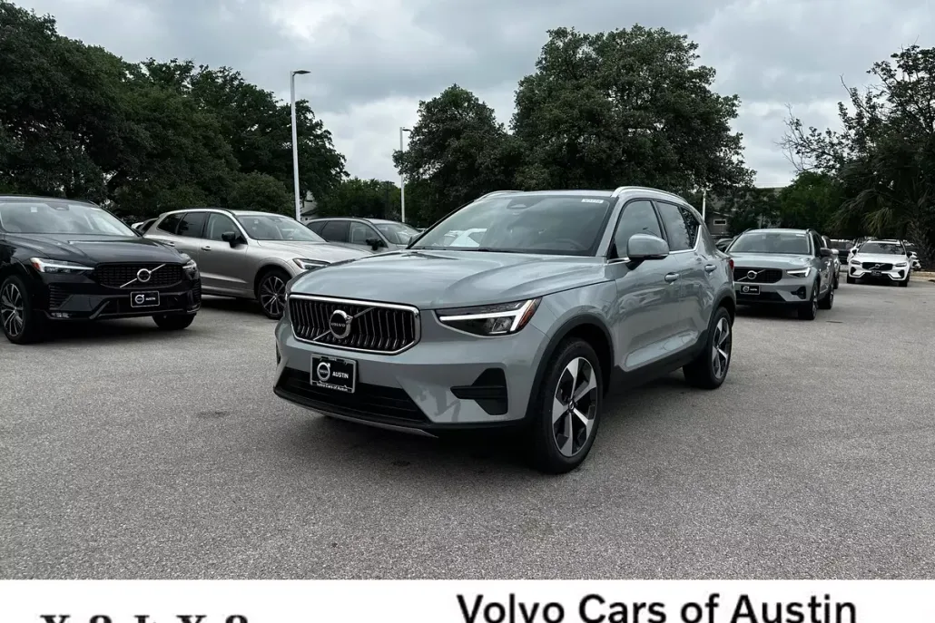 2025 Volvo XC40 Core photo 1